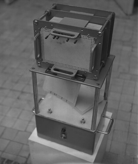Selector unit for sorting punch-cards