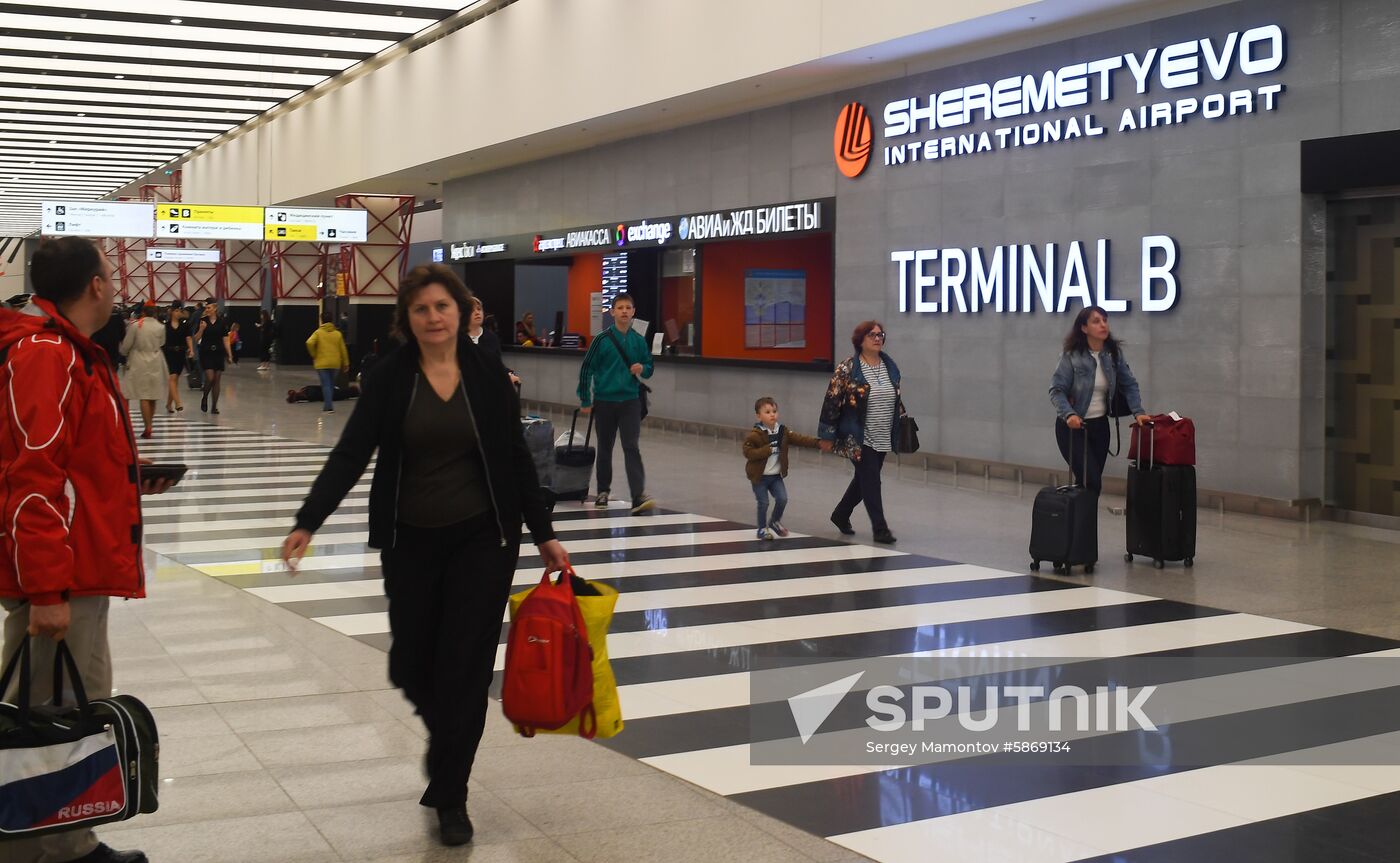 Passengenrs walk at Terminal B of the Moscow’s Sheremetyevo International Airport, Russia. The fire aboard the Aeroflot's Sukhoi Superjet 100 passenger plane broke out after the plane made a hard emergency landing. The plane had taken off from the airport bound for Murmansk, but turned back after encountering unspecified problems in the air. Location: Russia, Moscow. Author: Sergey Mamontov/Sputnik. Russia Plane Fire