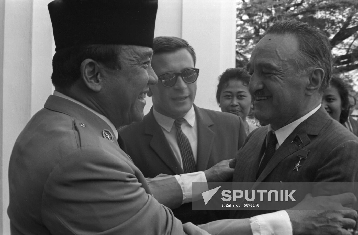 Soviet delegation visits Indonesia