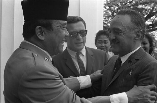 Soviet delegation visits Indonesia
