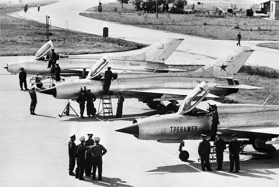 Vietnamese People's Army pilots train in Soviet Union