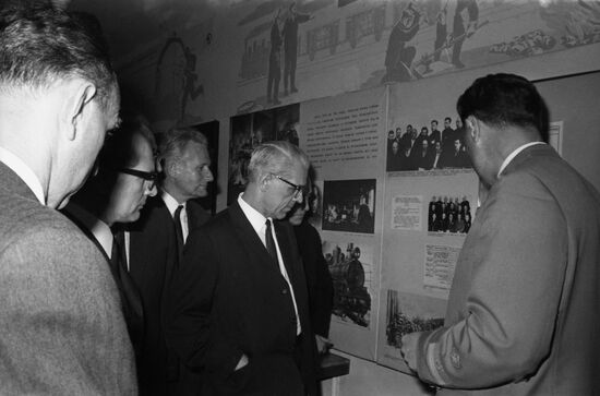 East German governmental delegation visits USSR