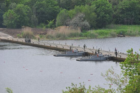 Russia Pontoon Crossing