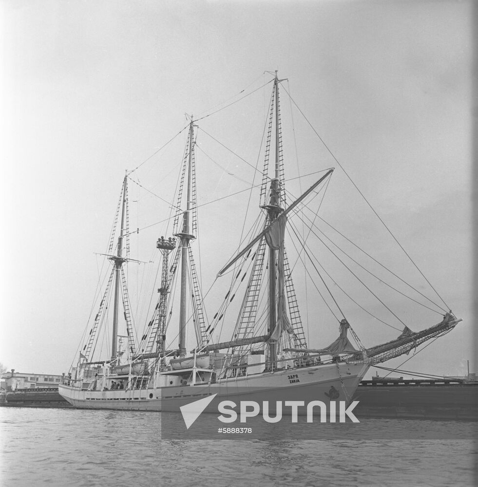 Zarya sailing-motor schoone