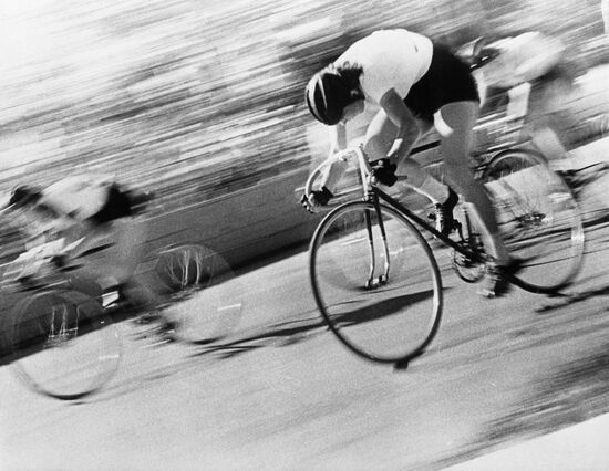 Cyclists on the track