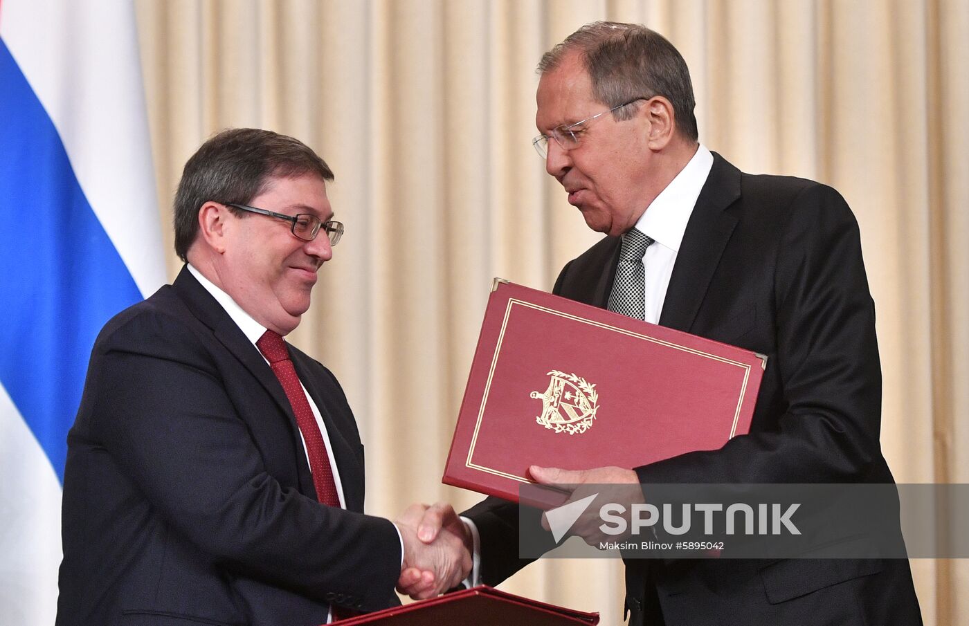 Cuban Foreign Minister Bruno Rodriguez and his Russian counterpart Sergei Lavrov exchange documents during a ceremony prior to a joint news conference following their meeting in Moscow, Russia. Location: Russia, Moscow. Author: Maksim Blinov/Sputnik. Russia Cuba