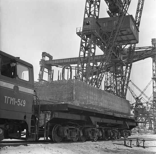 Building Saratov hydropower plant