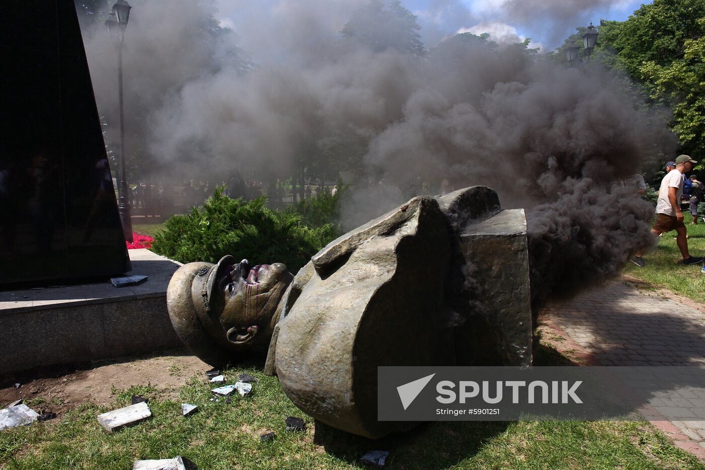 Ukraine Zhukov Monument Dismantling