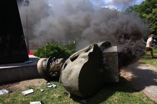 Ukraine Zhukov Monument Dismantling