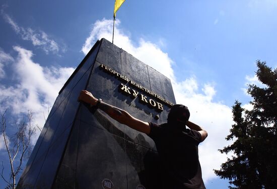 Ukraine Zhukov Monument Dismantling