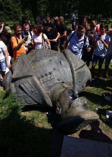 Ukraine Zhukov Monument Dismantling