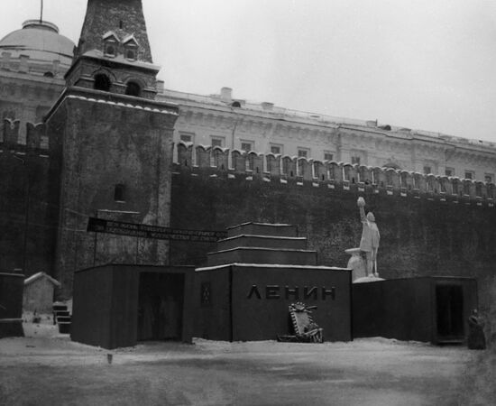 Vladimir Lenin's first mausoleum