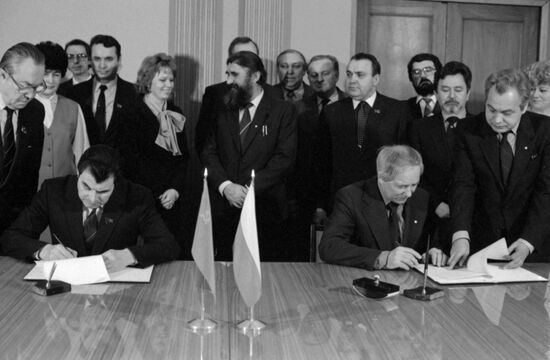 Ceremony to sign agreement on cooperation between trade unions of USSR and Polish People's Republic