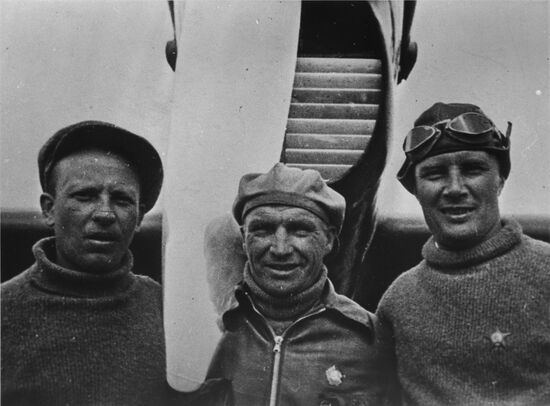 Participants in non-stop flight from Moscow to UDD Island