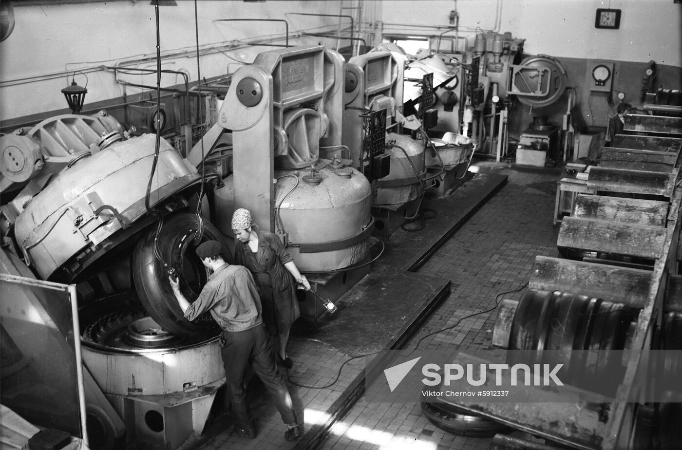 Tire factory's vulcanization shop