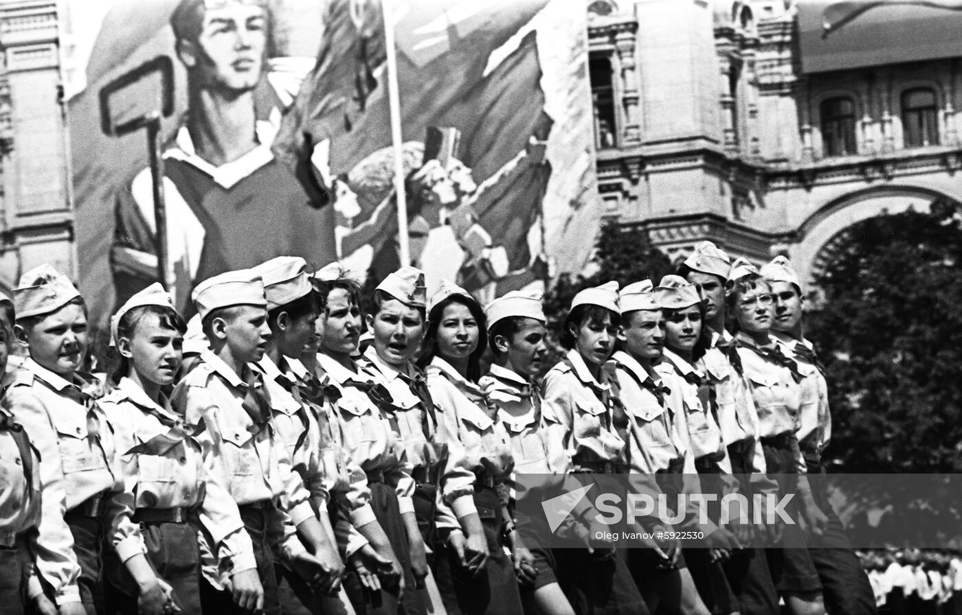 March on Red Square to celebrate Young Pioneers' Day