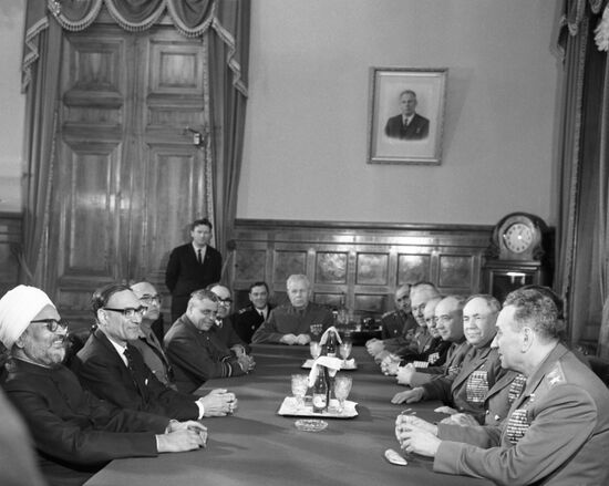 India's Defense Minister Sardar Swaran Singh visits USSR