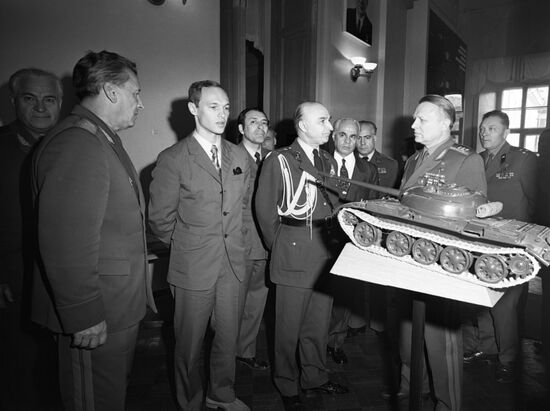 Iranian Military Minister Rez Azimi visits USSR