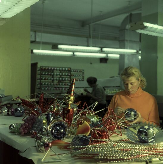 Christmas tree toy factory