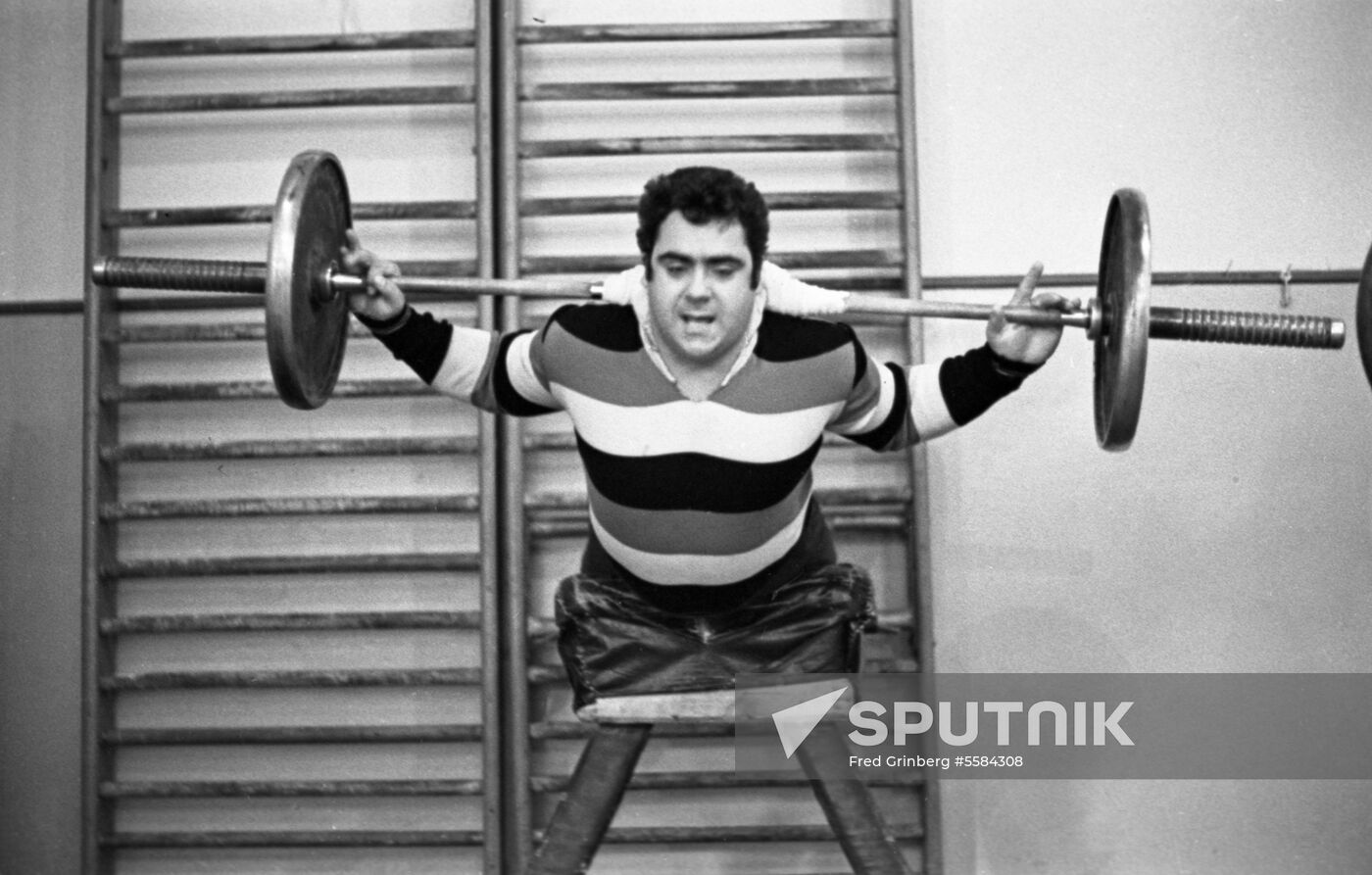 Василий Алексеев жим лежа