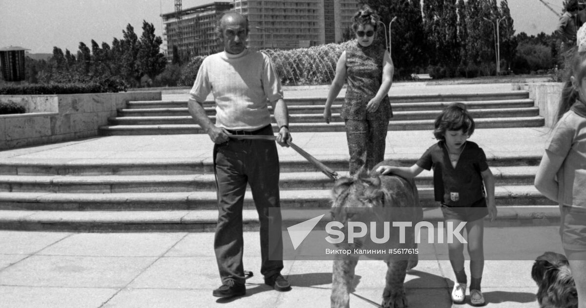Berberov family with tame lion | Sputnik Mediabank