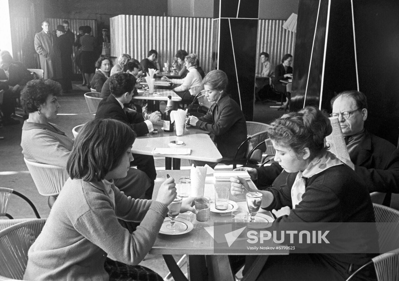 kosmos-ice-cream-cafe-in-moscow-sputnik-mediabank