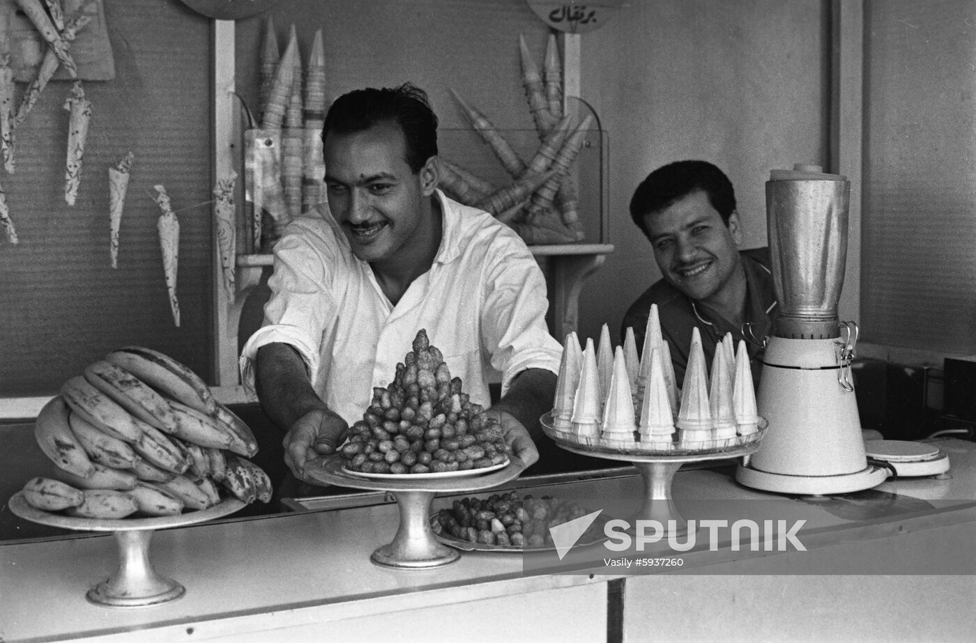 sweets-sellers-in-cairo-sputnik-mediabank