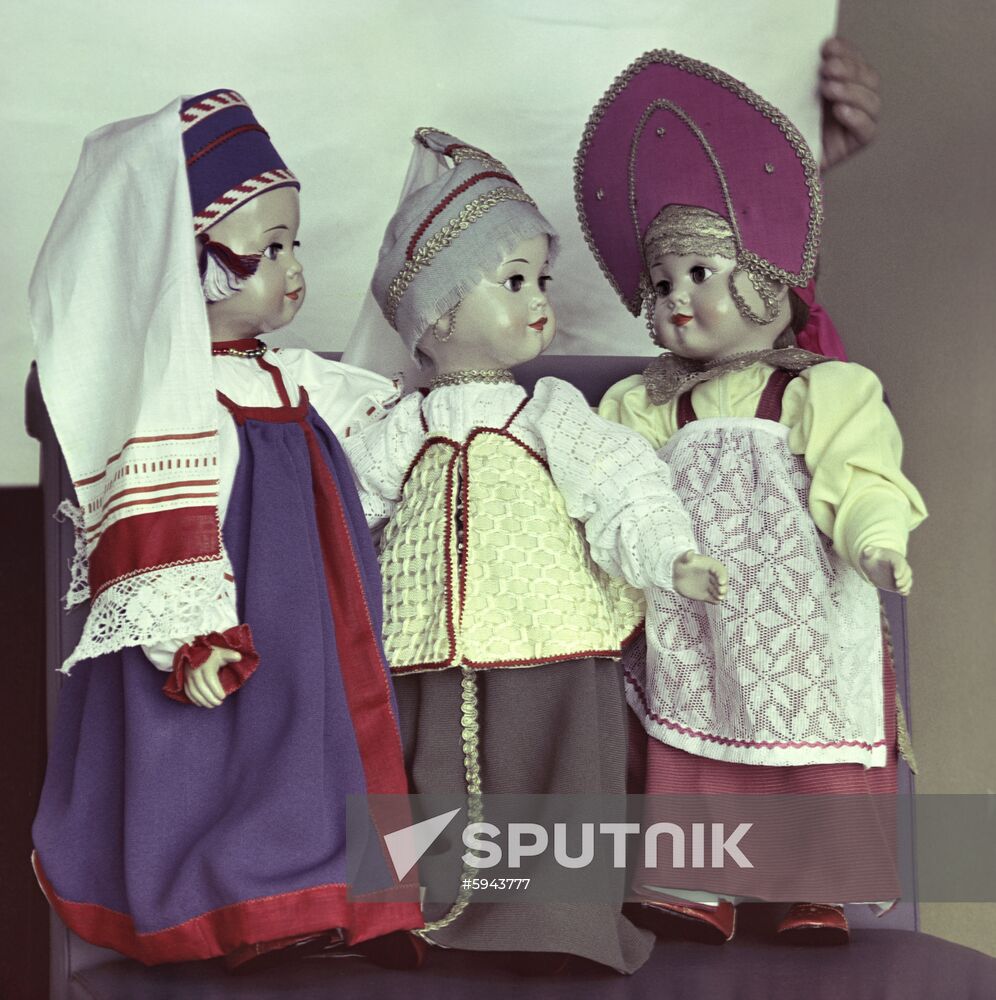 Dolls in Russian traditional dresses