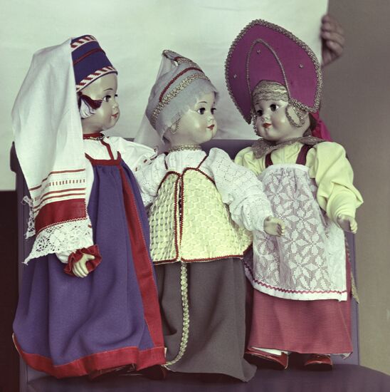 Dolls in Russian traditional dresses