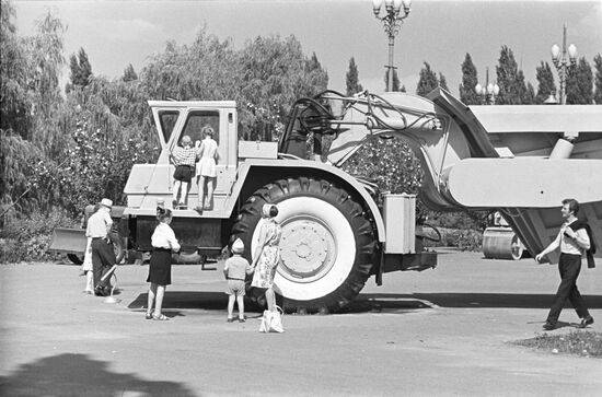 Single-axle BELAZ-531C prime mover with D-600 bulk material transporter