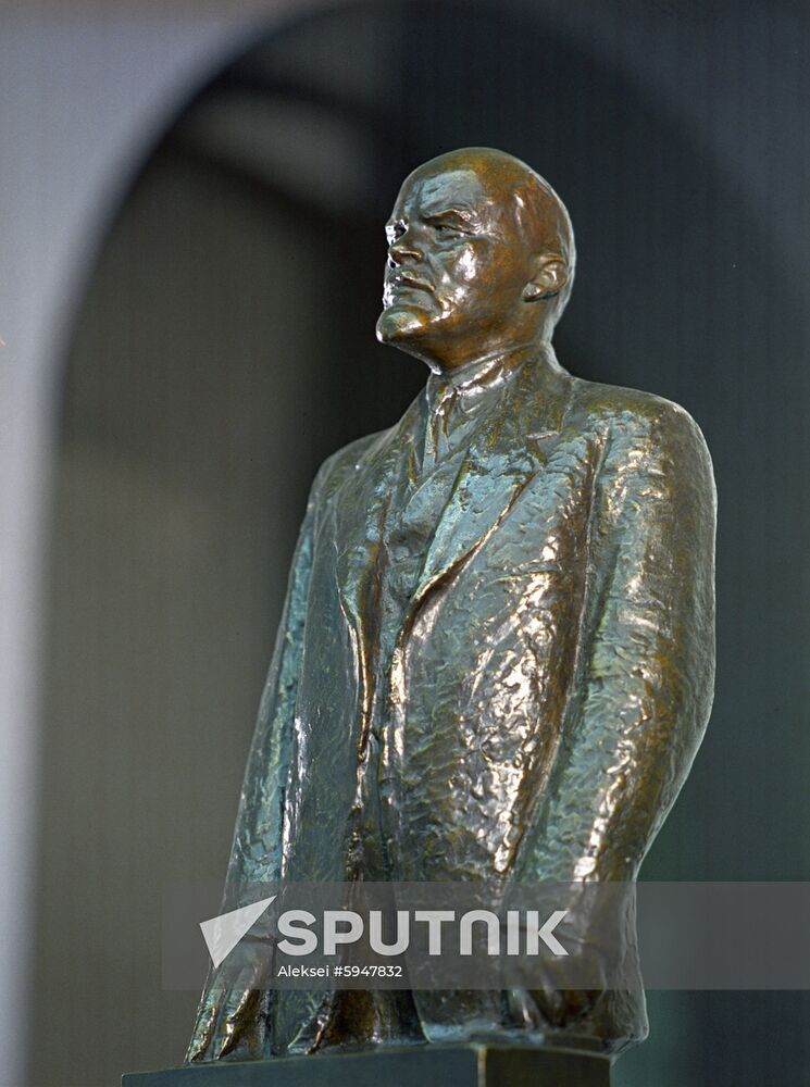 Vladimir Lenin sculpture by Nikolai Andreyev