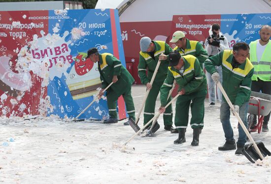 Russia Cake Throwing Contest
