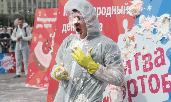 Russia Cake Throwing Contest