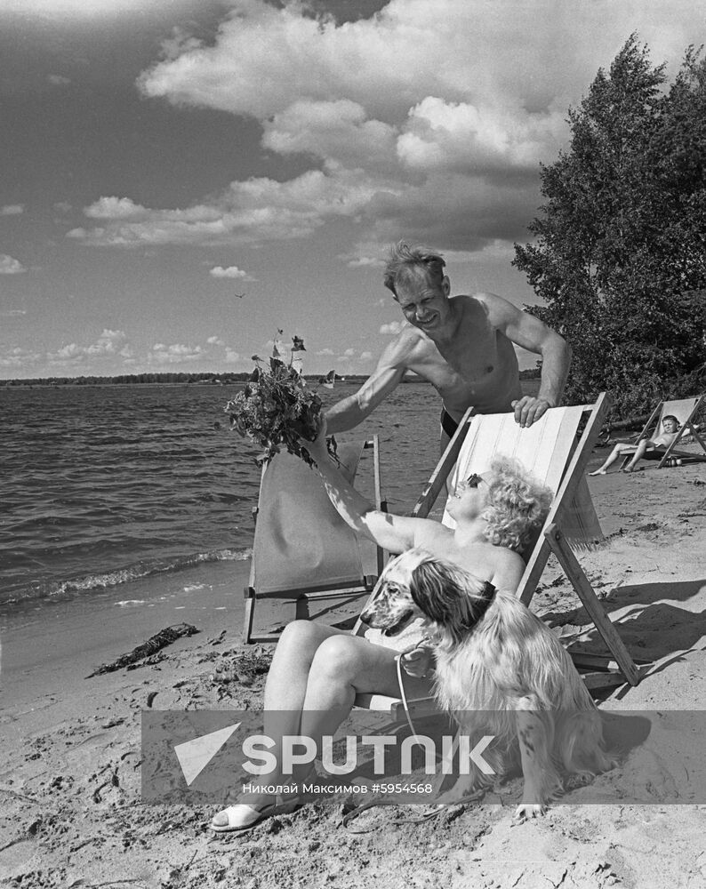 Vacationers at Karacharovo health resort on Volga River