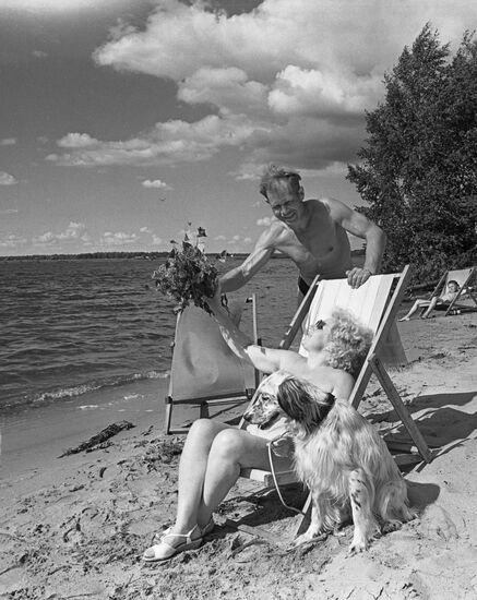 Vacationers at Karacharovo health resort on Volga River