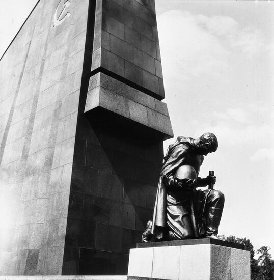 Monument to Soviet soldiers in Berlin's Treptow Park