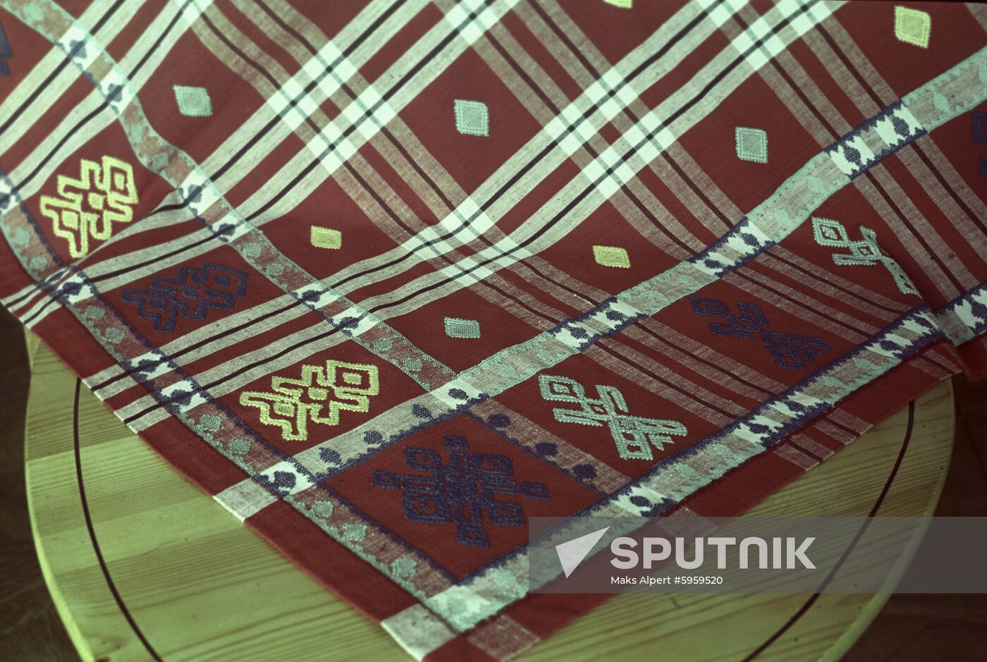 Vologda-style hand-made ornamental weaving