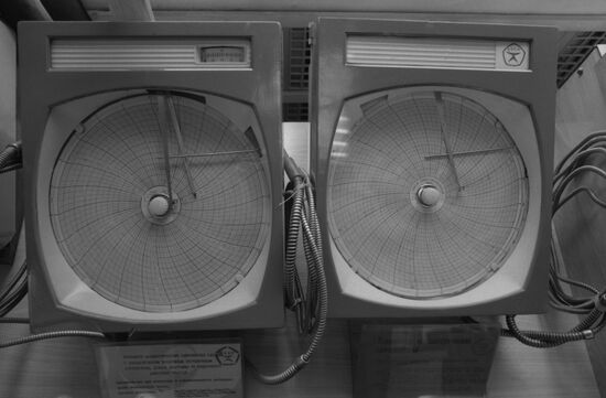Self-recording thermometers