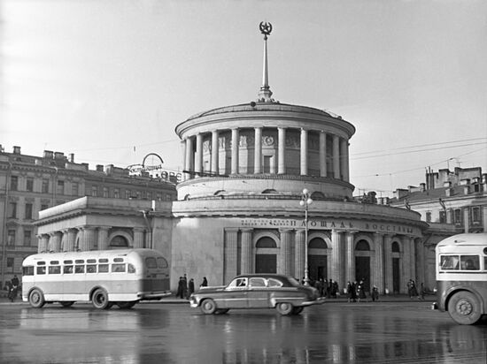Ploshchad Vosstanya metro station