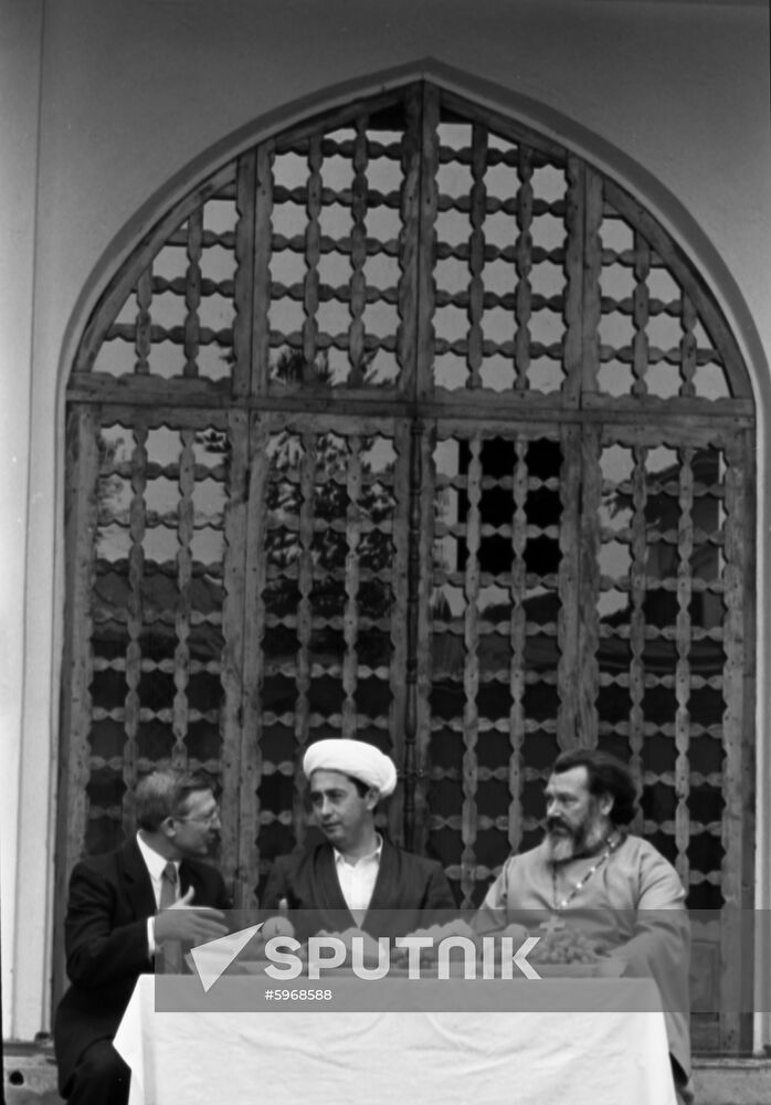 Soviet officials meet with religious leaders in Dushanbe
