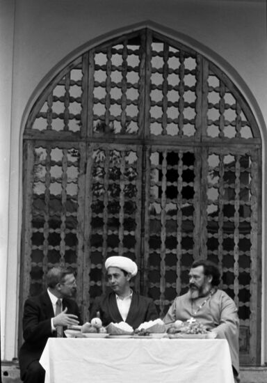 Soviet officials meet with religious leaders in Dushanbe