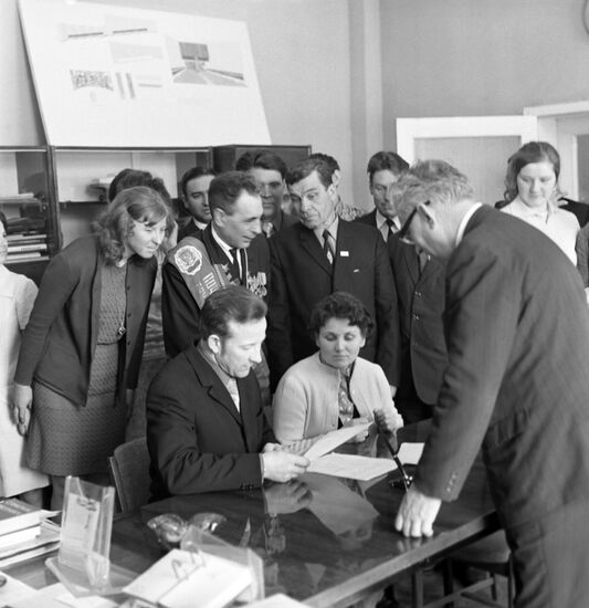 Signing socialist emulation agreement between Taganrog Harvester Plant and Rostselmash