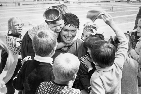 Still from movie Odd Fellow from Grade B