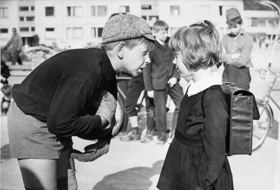 Still from movie Odd Fellow from Grade B