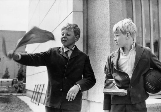 Still from movie Odd Fellow from Grade B