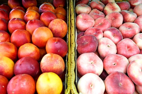 Selling fruit and vegetables in Moscow