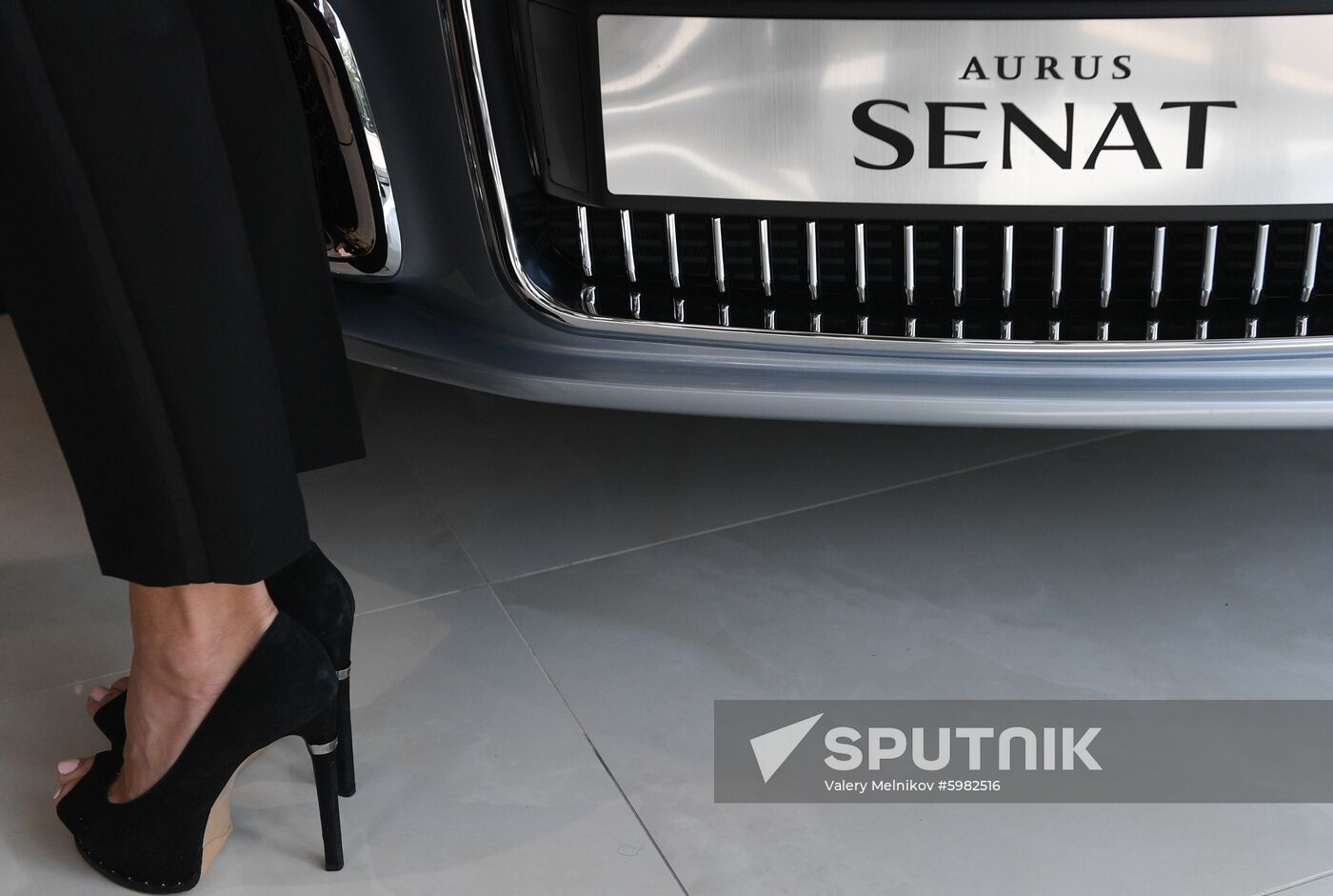 Russia Aurus Showroom