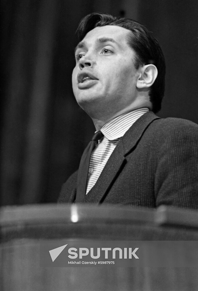 Soviet poet Robert Rozhdestvensky