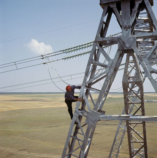 Assembling works at section of Moldova-Hungary high-voltage electric transmission line