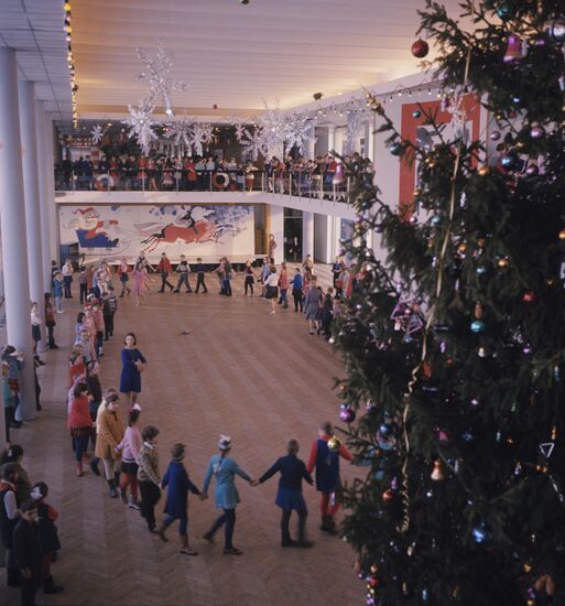 New Year show at Moscow children's center